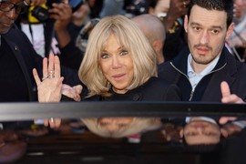 Brižit Makron promenila frizuru i svet je DOČEKAO NA NOŽ: "Ovo je ZLOČIN NA GLAVI, odakle ti ideja", pišu joj na mrežama, a ona NEMA PROMIL ZENTA od eksperimentisanja