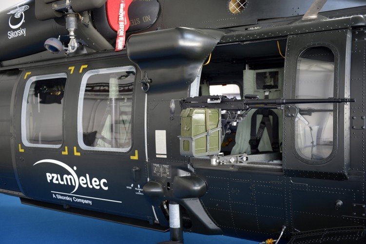 Prezes PZL Mielec podkreślił, że w różnych armiach świata lata ok. 3 tys. Black Hawków. „300 kabin wyprodukowanych w Mielcu oznacza, że stanowi to 10 proc. światowej floty. Jesteśmy z tego dumni. Co dziesiąty Black Hawk to w pewien sposób polski Black Hawk” - mówił.
<br>
Zakręcki w swoim wystąpieniu przypomniał również, że niemal równo 9 lat temu firma została sprywatyzowana i inwestorem strategicznym został koncern Sikorsky.
<br>
„Wszyscy jesteśmy niezmiernie dumni, co osiągnęliśmy przez te lata. Po 9 latach wytężonej pracy jesteśmy firmą na światowym poziomie. Zanotowaliśmy od 2007 r. ośmiokrotny wzrost eksportu i pięciokrotny wzrost sprzedaży. Eksport za rok 2015 to 90 proc. naszych przychodów, a główną rolę odgrywają kabiny” - dodał.
<br>
huk/ mhr/
<br><br> fot. (dd/zuz) PAP/Darek Delmanowicz