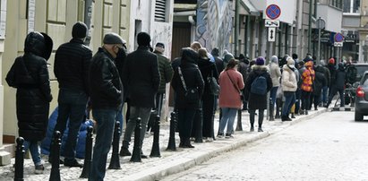 W kolejce powinna być porządna maseczka, rękawiczki i dystans. A jak jest naprawdę? Te zdjęcia mogą budzić niepokój