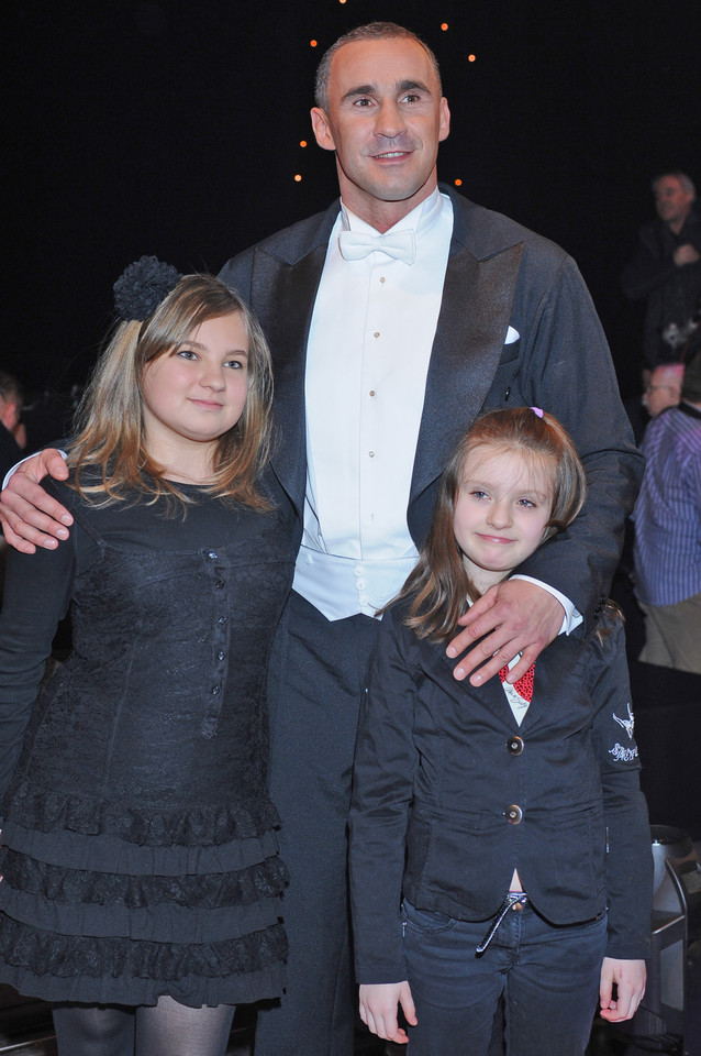 Przemysław Saleta z córkami w 2010 roku