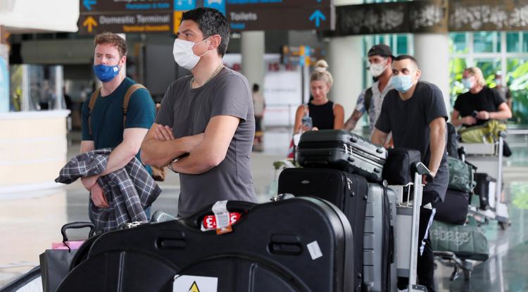 Turisták érkeznek egy repülőtérre