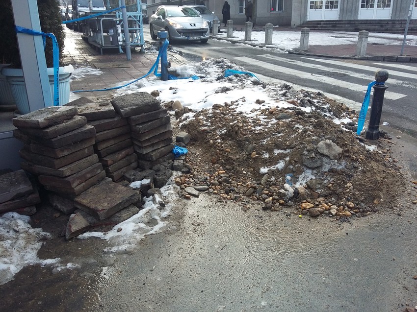 Pored zatrpane rupe nalazi se deo otklonjenog asfalta