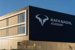 trener roig przygotuje igę świątek do gry na kortach ziemnych w rafa nadal academy. tak twierdzą media w hiszpanii