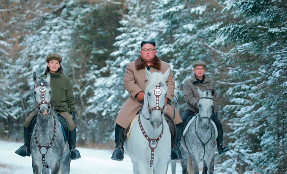 Kim sa sestrom i zvaničnikom Džoom Jong Vonom