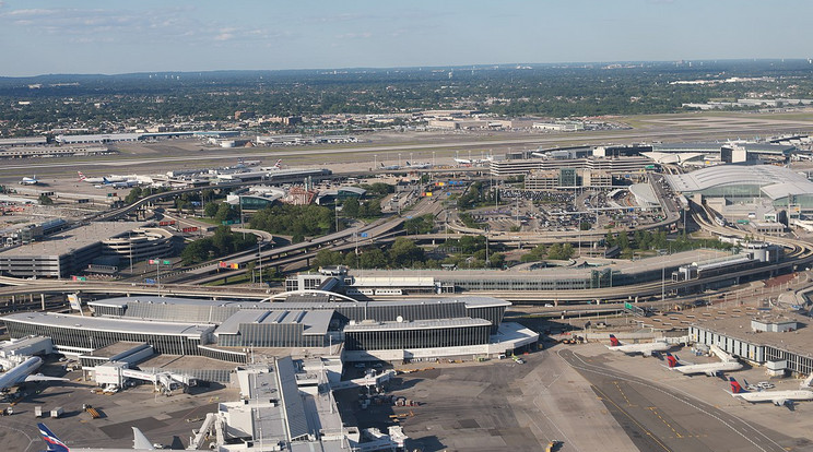 Egy 43 férfi úgy döntött behatol a John F. Kennedy nemzetközi repülőtérre és ellopja az egyik légitársaság buszát /Fotó: Wikipédia