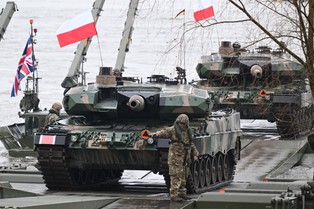 Zamiast 800 plus Polacy zapłacą podatek wojenny? Pomysł na tykającą bombę w budżecie państwa zaskakuje