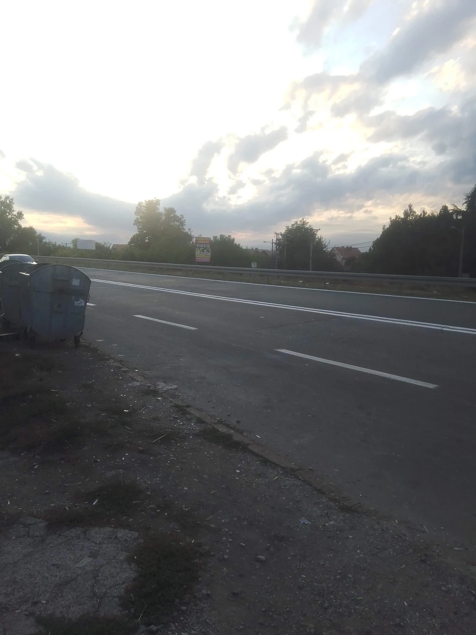 Potez je dug 960 metara, a nadvožnjak je udaljen, tako da građani prelaze magistralu kako bi stigli do svojih domova.