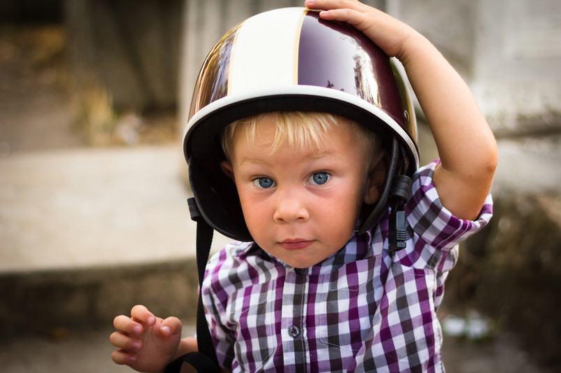 Przewożąc dzieci, które ukończyły 7 lat, kierowca motocykla nie musi stosować się do ograniczeń prędkości, chyba że porusza się w strefie zamieszkania, w której ograniczenie jest stałe i wynosi zawsze 20 km/h.