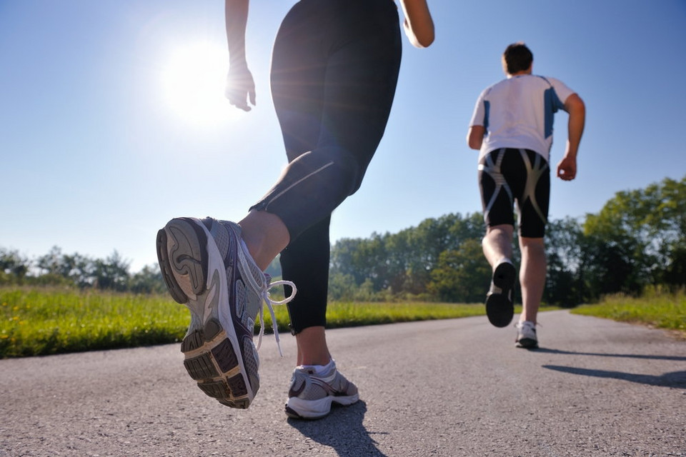 4. Zasady mądrego bezpiecznego treningu: zamiast biegać, stosuj marszobieg: 100 metrów marszu, 100 biegu.