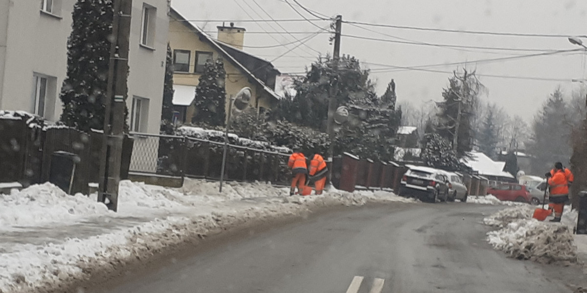 Służby miejskie odśnieżają ulicę Kostki Napierskiego w Katowicach. W pobliżu mieszka prezydent Katowic Marcin Krupa 