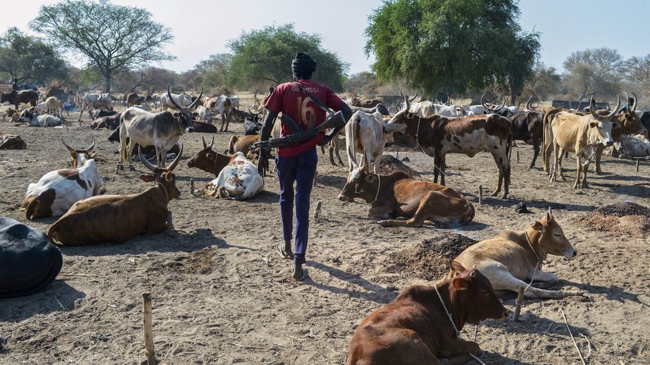 Uzbrojony mężczyzna, Sudan Południowy, zdjęcie ilustracyjne