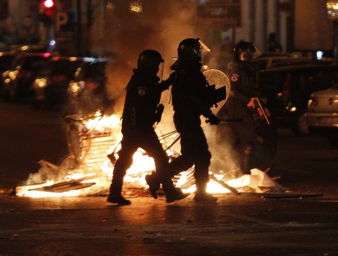 Demonstranci rozbijali szkło w witrynach sklepowych, podpalali kosze na śmieci