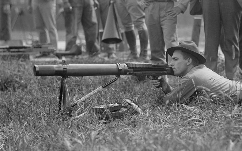 A soldier using the Lewis Gun [TheNationalInterest]
