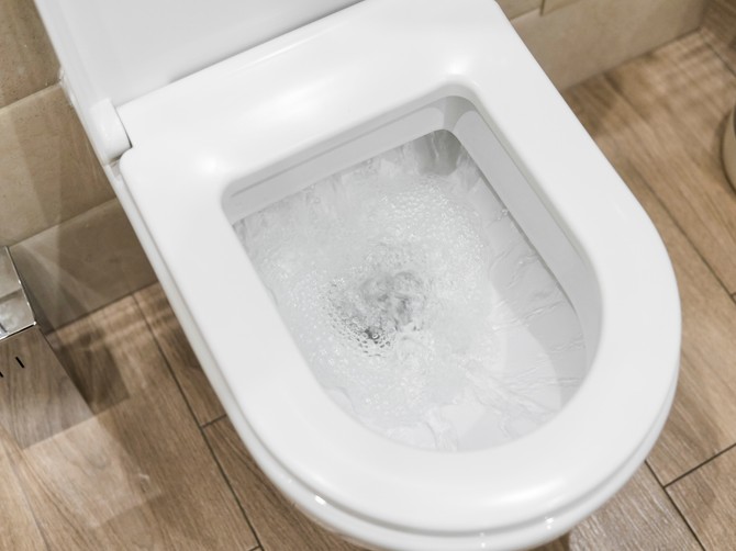 Očistila sam dno WC šolje jednim potezom: Samo sipajte i pustite vodu!  