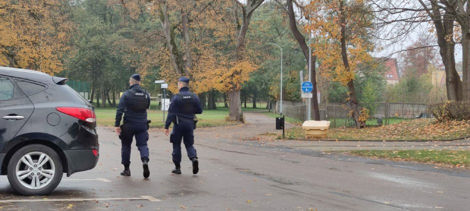 Policja patroluje teren Drawska Pomorskiego w ramach pieszych patroli