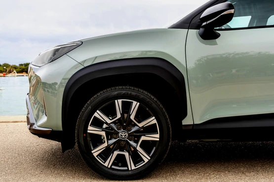 Ma silnik 1.5 i spala 2,73 l na 100 km. Nowa Toyota znika w ciemno. Ile kosztuje?