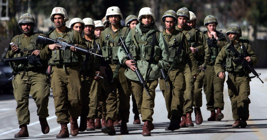 Izraelski vojnici patroliraju arapskom pijacom tokom potrage za doseljenicima u Hebronu na Zapadnoj obali | Foto: Uriel Sinai / Getty Images