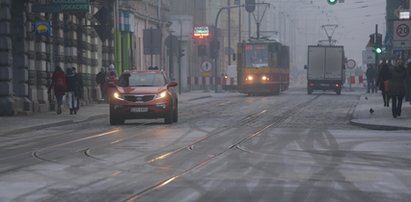 Niebezpieczne warunki w większości kraju. IMGW apeluje o ostrożność na drogach