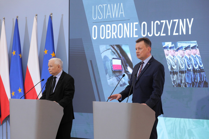 Wicepremier, prezes PiS Jarosław Kaczyński (L) oraz minister obrony narodowej Mariusz Błaszczak (P)