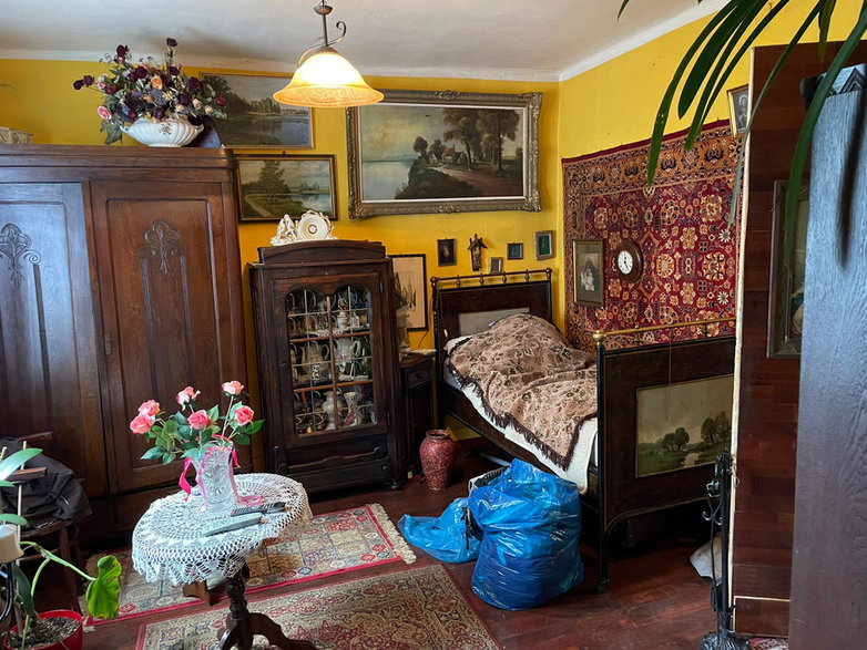 85-letni dom przed remontem: "Wnętrze chatki odstraszało – w pokojach były jaskrawe ściany, a na nich ogromna liczba obrazów i wiszące dywany".