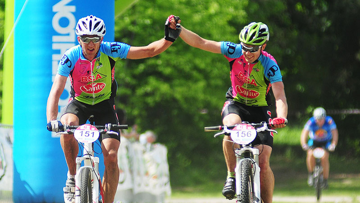 Poland Bike Marathon zadebiutował w Długosiodle. W tej urokliwej gminie w powiecie wyszkowskim odbył się III etap tegorocznego Poland Bike Marathon, cyklu wyścigów na rowerach górskich dla amatorów, organizowanego przez Grzegorza Wajsa. Frekwencja dopisała. Na starcie stanęło pół tysiąca osób. Razem z miłośnikami jazdy na dwóch kółkach na trasę udał się m.in. Konrad Gorzelak z zawodowej grupy HP Sferis Racing Team. Był też kolarz wszechczasów. W kolorowym Miasteczku Poland Bike w Długosiodle pojawił się medalista igrzysk olimpijskich i mistrzostw świata, wielokrotny zwycięzca Wyścigu Pokoju - Ryszard Szurkowski.