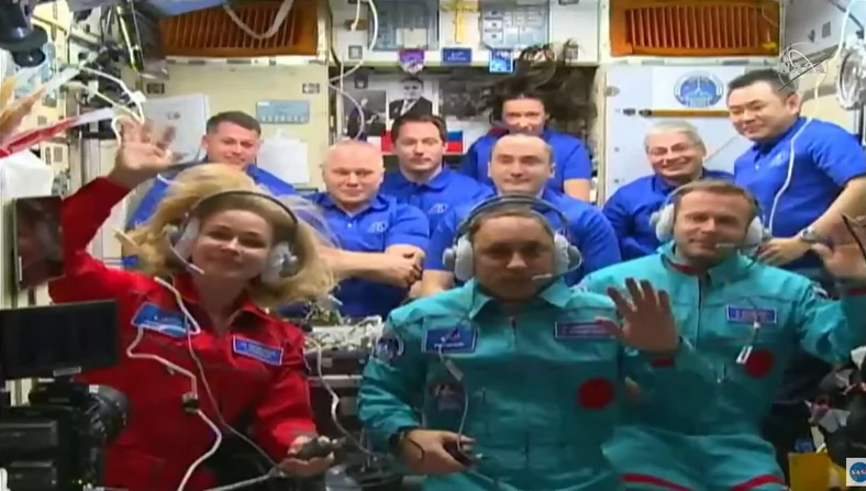 Aktorka Julia Peresild, reżyser Klim Szypienko oraz kosmonauta Anton Szkaplerow z członkami 65. Ekspedycji na ISS