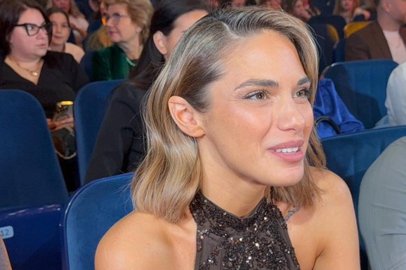 BUDUĆA ŽENA SAŠE KOVAČEVIĆA PRVI PUT PROGOVORILA Zorana Tasovac zablistala u šljokičastoj haljini, pa priznala: "Ne moram da se navikavam na ovo"