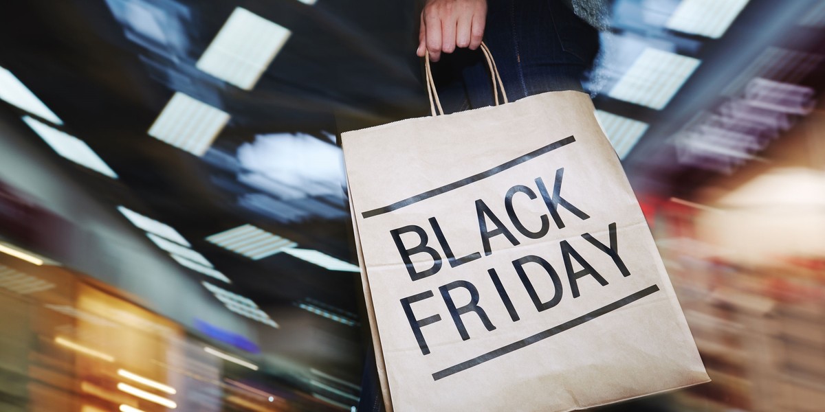 Black Friday powinien być świętem przecen. Sprawdziliśmy, jak zmieniły się ceny ubrań. Szału nie ma