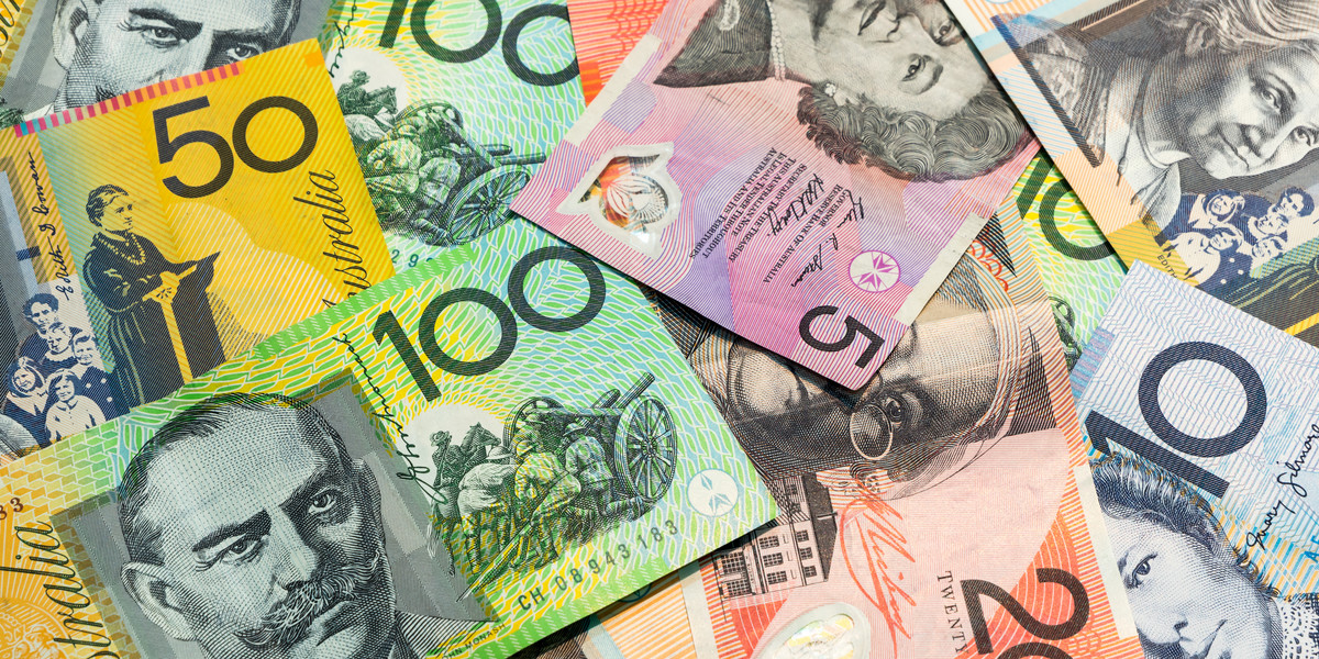 Dolar australijski jest piątą najważniejszą walutą na świecie wg rynku Forex. Przed nim w rankingu pojawiły się; dolar amerykański, euro, jen japoński, funt szterling. Australijską walutą rządzi Bank Rezerw Australii powstały w 1960 roku