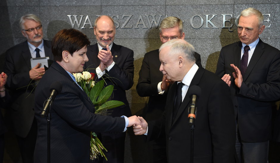 10 marca 2017 r. Prezes PiS Jarosław Kaczyński wita premier Beatę Szydło na lotnisku po jej powrocie z Brukseli