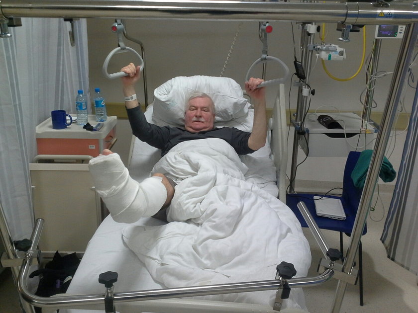 Lech Wałęsa na szpitalnym łóżku