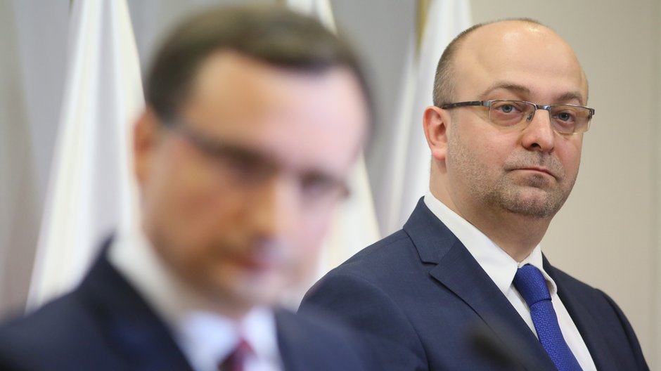 Wiceminister sprawiedliwości Łukasz Piebiak (z prawej)