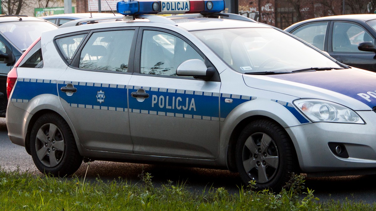 Nieopodal plaży w Łebie odnaleziono dzisiaj zwłoki młodego mężczyzny. Przy ciele denata policjanci natrafili na dokumenty, należące do zaginionego kilka dni temu Przemysława Pawelca, mieszkańca Sochaczewa.