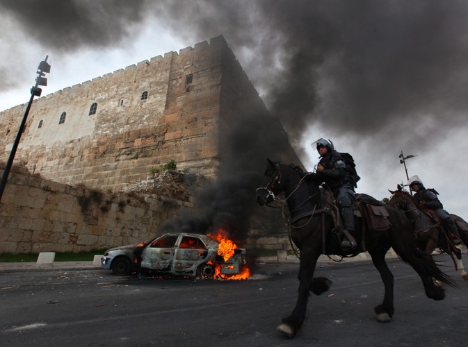 Zamieszki na jerozolimskiej starówce wybuchły po tym, jak izraelski strażnik - najprawdopodobniej omyłkowo - zatrzelił Palestyńczyka