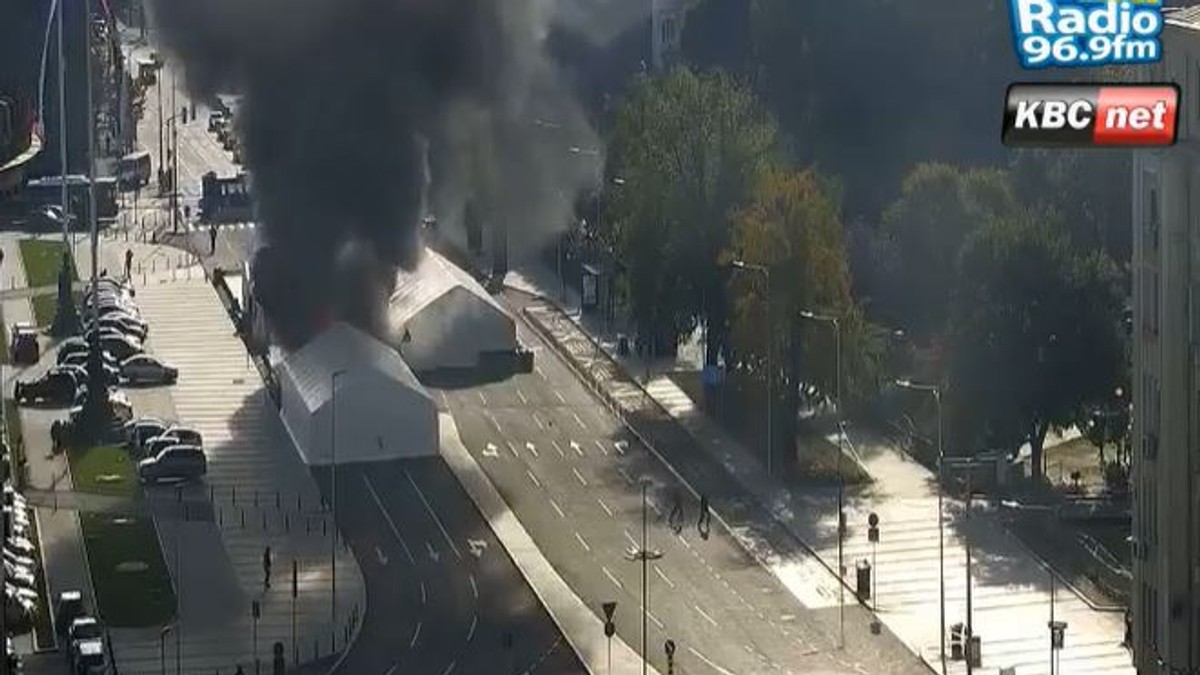 Gori šator ispred Skupštine