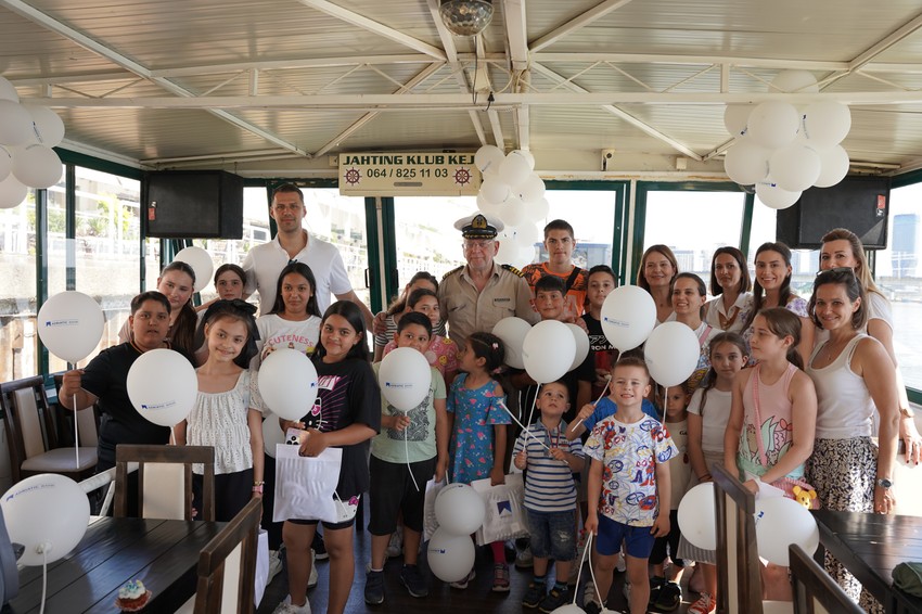 Zaposleni Adriatic Banke sa decom koje podrzava organizacija SOS Decija sela Srbija