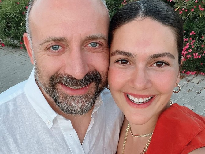 Berguzar Korel i Halit Ergenč