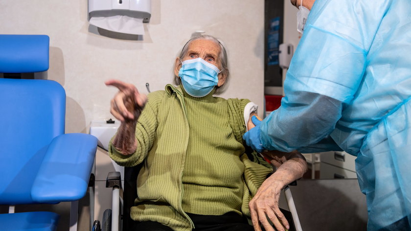 102-latka z Łodzi zaszczepiła się przeciw koronawirusowi: "Nic nie bolało"