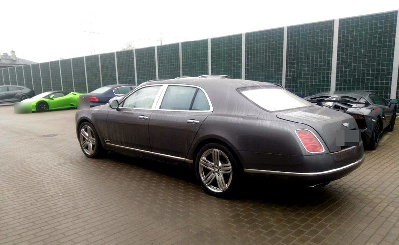 Bentley Mulsanne, a w tle trzy modele Lamborghini