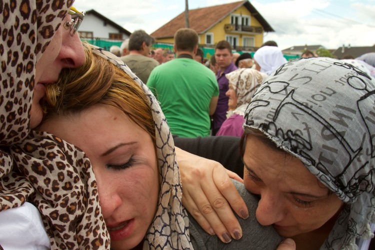 Pogrzeb ofiar masakry z wioski niedaleko miasta Prijedor, 20 lipca 2011 roku
