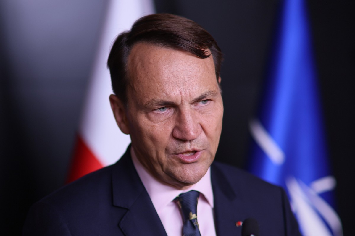 Wicepremier, minister spraw zagranicznych Radosław Sikorski na konferencji prasowej w siedzibie MSZ w Warszawie ws. naruszenia przestrzeni powietrznej Polski przez rosyjskie drony