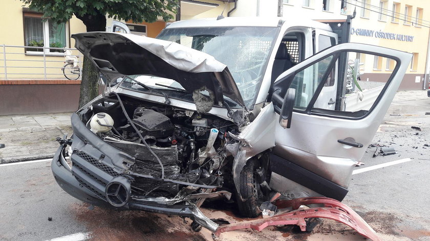 Czołowe zderzenie samochodu osobowego z busem w Cybince