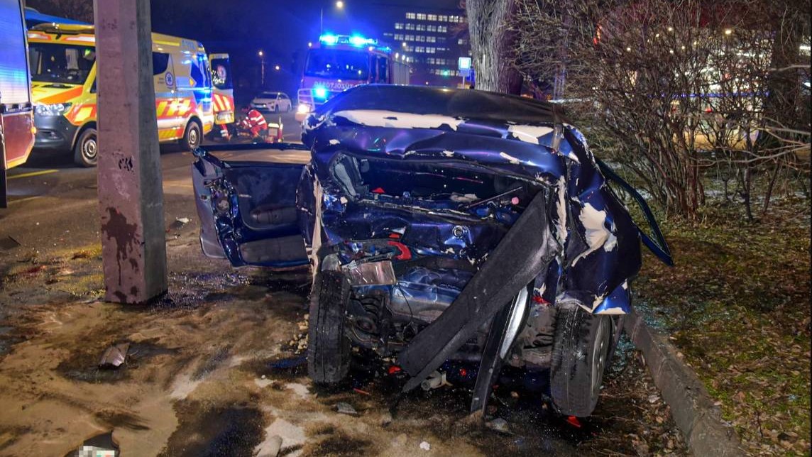 Újpesti tömegkarambol: 14 éves lánya mellett halt meg a balesetben a vétlen apuka – videó