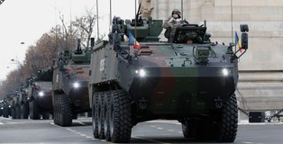 Ponad 2 tys. żołnierzy i 150 jednostek sprzętu. Defilada wojskowa w Rumunii z polskim akcentem [ZDJĘCIA]