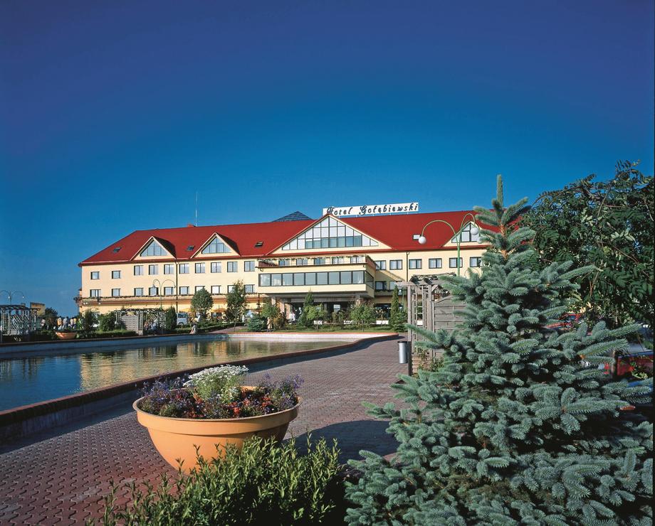 Hotel Gołębiewski w Mikołajkach otworzył się w 1991 r. Początkowo miał 280 pokoi, dziś jest ich dwuipółkrotnie więcej. Był to pierwszy w Polsce hotel oferujący tyle atrakcji. W ciągu kilku lat obiekt stał się symbolem luksusu.