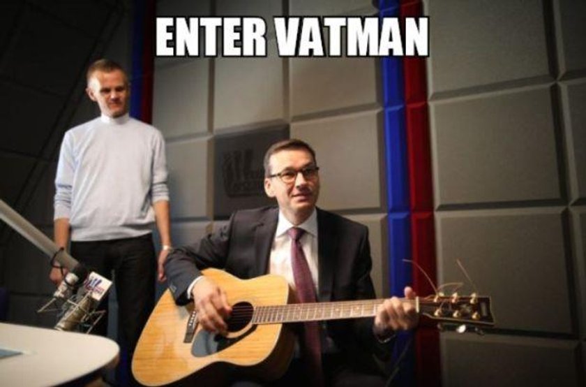 Pokazali Morawieckiego z gitarą. I zaczęło się, internet oszalał