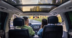 Jechała autem w ten sposób. Ma połamane obie nogi. Podróżuje tak wiele osób