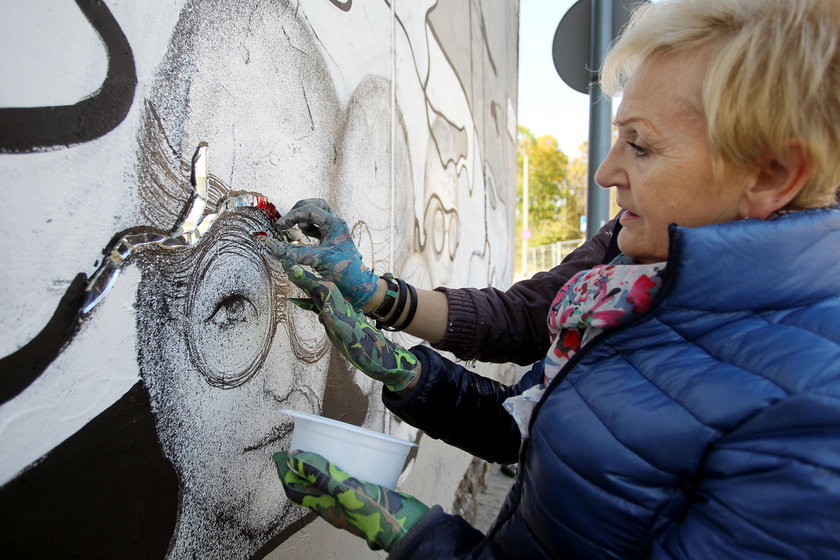 Mural w Chorzowie tworzą seniorzy