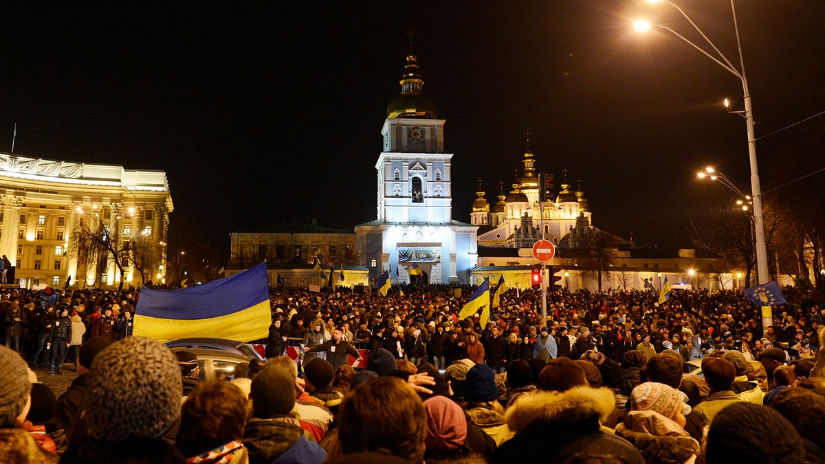 Unia Europejska potępiła "nadmierną przemoc" przeciwko demonstrantom w Kijowie. Wezwała władze Ukrainy do poszanowania wolności słowa i zgromadzeń oraz do wyciągnięcia konsekwencji wobec odpowiedzialnych za przemoc.