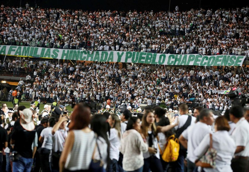 Trumny z ciałami zawodników i czuwanie na stadionie w Medellin